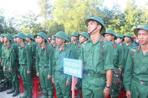 Quang cảnh buổi lễ tiễn công dân lên đường nhập ngũ tại huyện Bình Đại